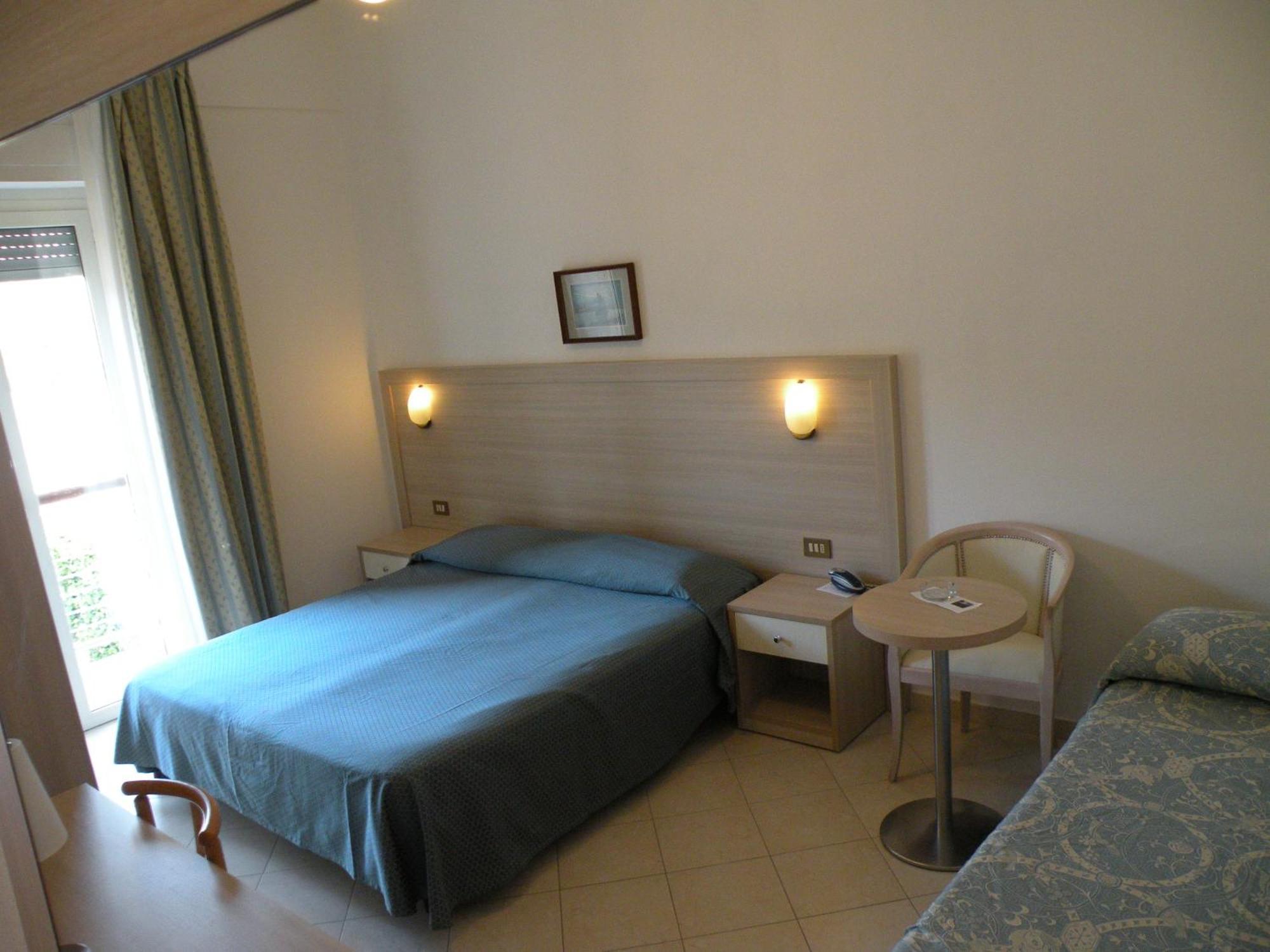 Hotel Parrini Фоллоніка Номер фото